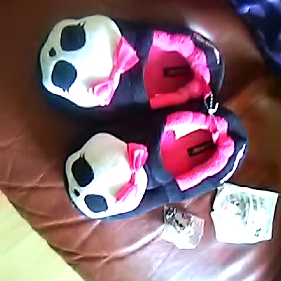 monster high Other - 💲1⃣▶▶Skull Slippers with Pink Accents bracket an hair clips med childslippers